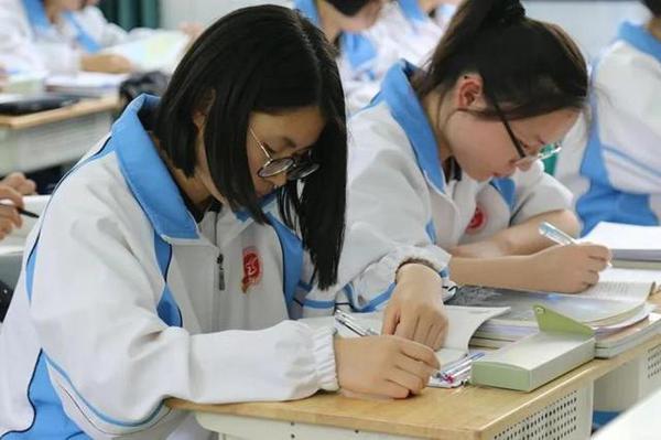 杭城高中校长出了一道中考作文题,看过的初三生都说:太真实了! 1