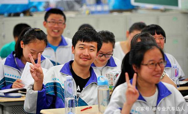 十年前高考作文只得6分,却被985大学破格录取的黄蛉,他现状如何