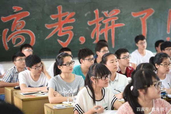 14年过去,写下8000字作文怒喷高考白卷女孩蒋多多,现在怎样了?