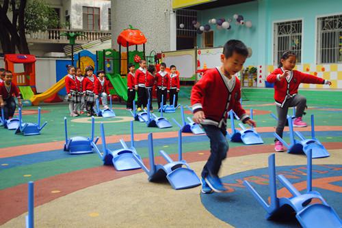 幼儿园大班户外游戏《传帽子》教案