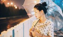 根据漫画写作文：《做好准备，放平心态》，倒霉先生没带雨伞