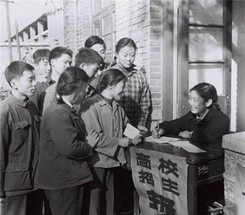 她是中国高考第一位女状元,作文荣登人民日报,成绩至今仍未公布 1