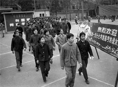 她是中国高考第一位女状元,作文荣登人民日报,成绩至今仍未公布 3