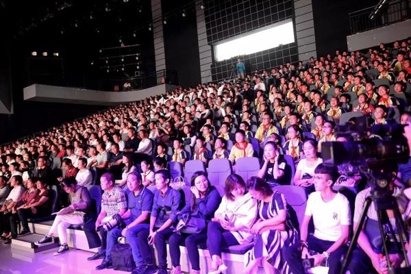 一直都是别人家的孩子，这次终于轮到了自己，比“帅作文”更帅……