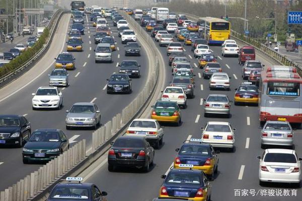 高考作文猜题、优秀作文:《感恩环卫工人的倡议书》 4