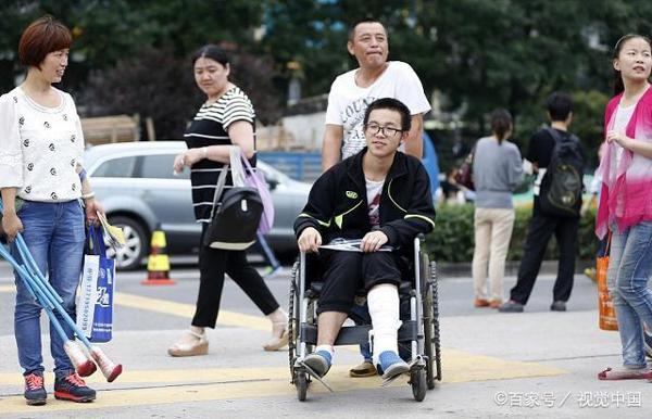 补全填空所要表达的中心,100个中考语文作文满分值得套用的标题 3