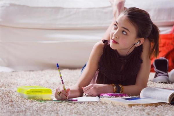 “潦草体”作文“背影”,爸妈完全看不懂,网友:学渣的我秒懂 3