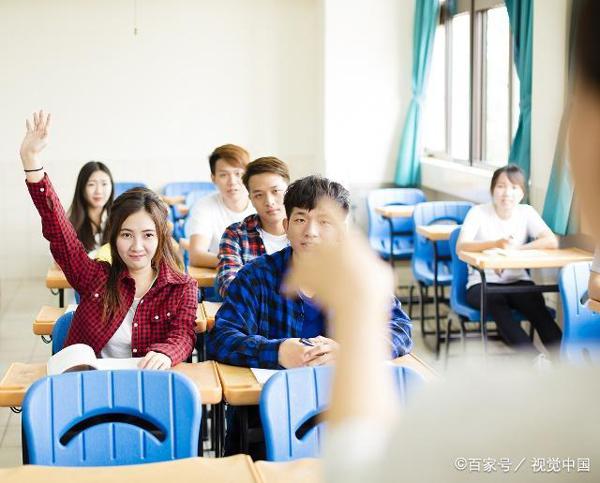 高中作文点评:《沉默里……》,选用社会镜头,透视人心“破洞”