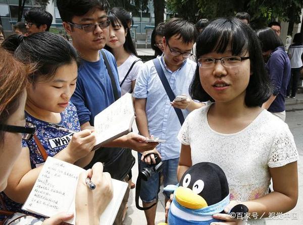 高中作文点评:《沉默里……》,选用社会镜头,透视人心“破洞” 2