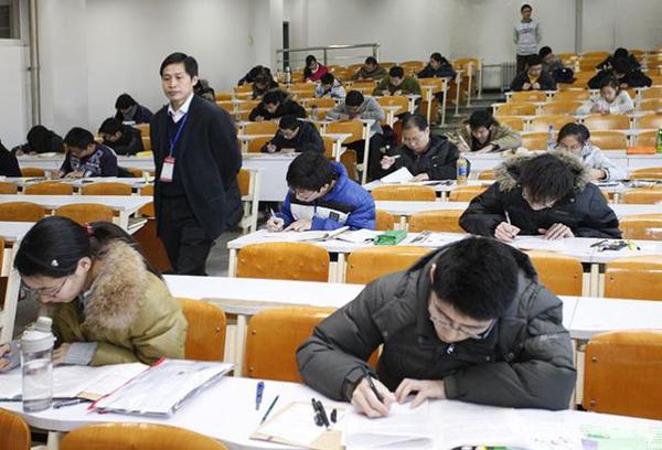 泪奔!2020考研人:做“英语完形”只剩1分钟?作文写崩了? 2