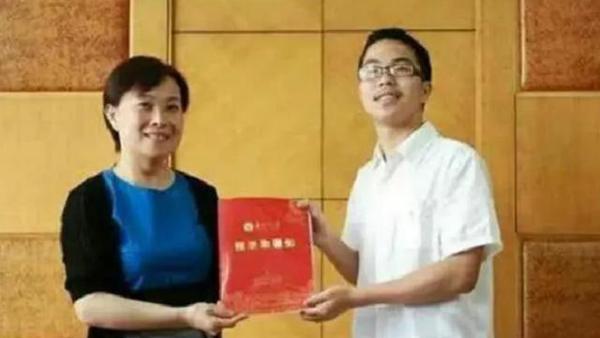 他写出755字高考满分作文,30字评卷老师不认识,为何能成功? 4