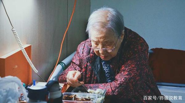 老师下水作文:《小脚奶奶》,孙女想跟您说话,奶奶您能听到吗? 6