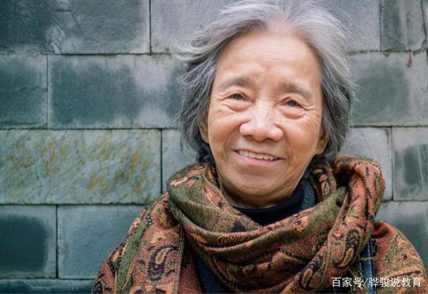 老师下水作文:《小脚奶奶》,孙女想跟您说话,奶奶您能听到吗? 3