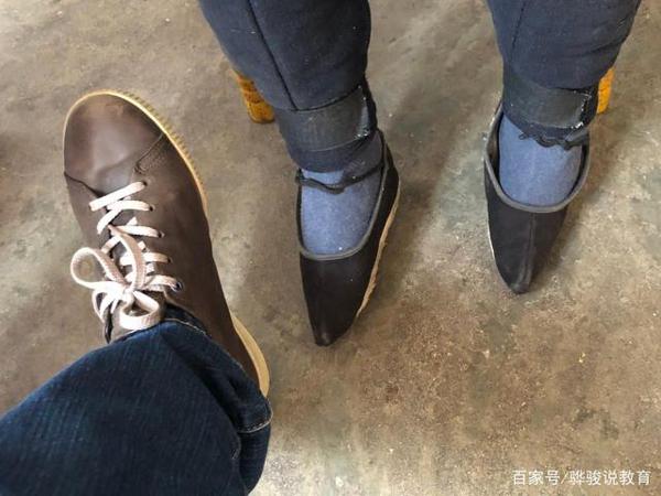老师下水作文:《小脚奶奶》,孙女想跟您说话,奶奶您能听到吗? 1
