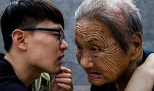 老师下水作文：《小脚奶奶》，孙女想跟您说话，奶奶您能听到吗？