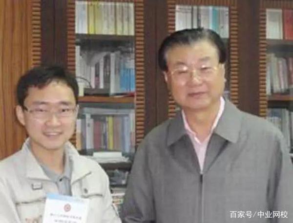 高考用甲骨文写作文,只得6分被破格录取,入学后被教授嫌弃 3