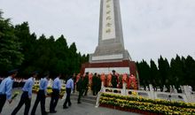 凝望革命烈士纪念碑 向英雄致敬作文500字