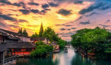 南京中考满分作文点评：《穿行在水色江南》