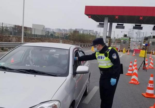感动!警娃写作文为爸爸打气:在第一线忙碌,我不敢去打扰他 1