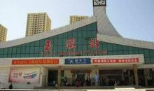 2009年湖北高考满分作文：《站在车站的门口》_1000字