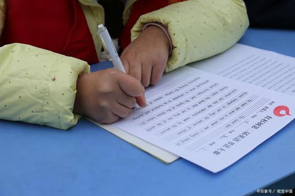 小学四年级学生作文推荐一本书,老师打80分,家长认为至少90分 2