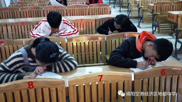 我校举行庆元旦作文比赛 5