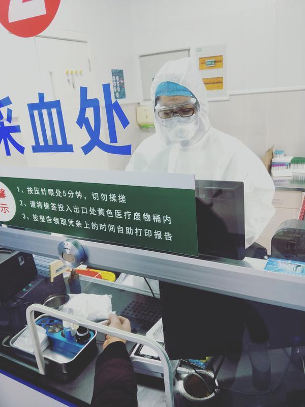 母亲一线坚守15天,儿子在作文里写到:“妈妈说,她是战士,不能怕”