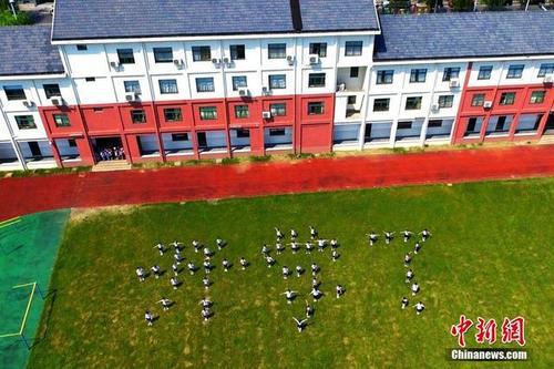 美丽的校园操场-小学生写景作文300字