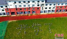 美丽的校园操场-小学生写景作文300字