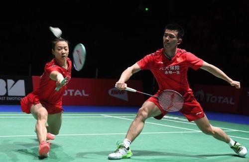 大班体育优秀教案《羽毛球操》