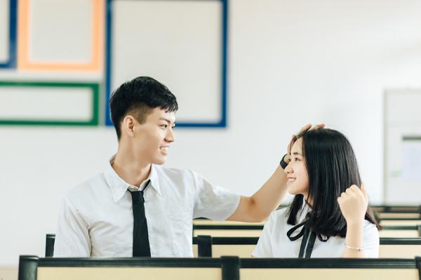 原创 中考满分作文：《你是尘埃也是光》 1