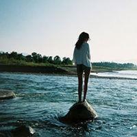 高三写人作文：水边的女人_700字