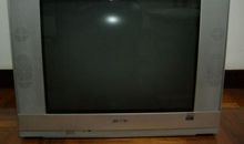 电视机前的一家子_700字