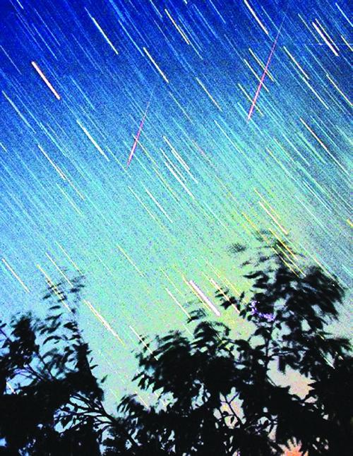 关于流星雨的成分：英仙座流星雨_1200个单词