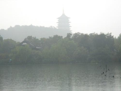 关于自然的构图：雨中西湖之旅_750字