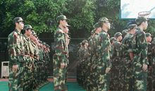 军训优美段落 ：在烈日下和暴雨中跋涉段落_1200字