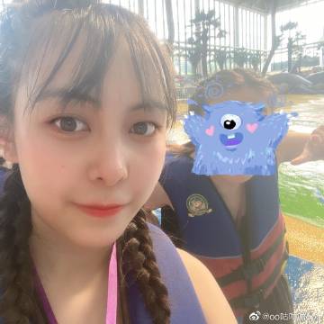 看，镜子里哭泣的小女孩_600字