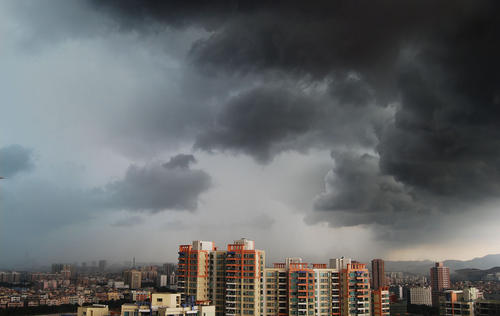 山雨来了，风满了建筑物_600字