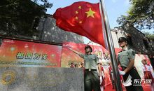 望着那鲜艳的五星红旗_1000字