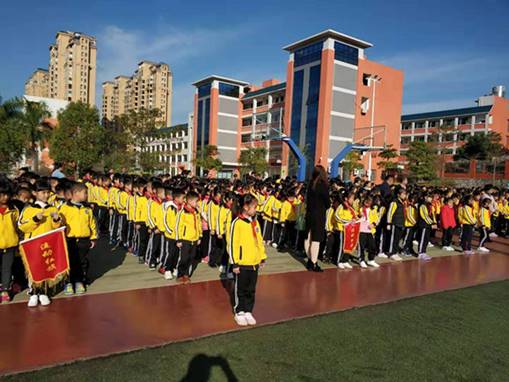 关于雷锋的构图：在雷锋的国旗学习下演讲，创造新风格_600字