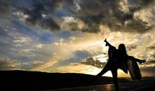 情结，霎那划过那边天_900字