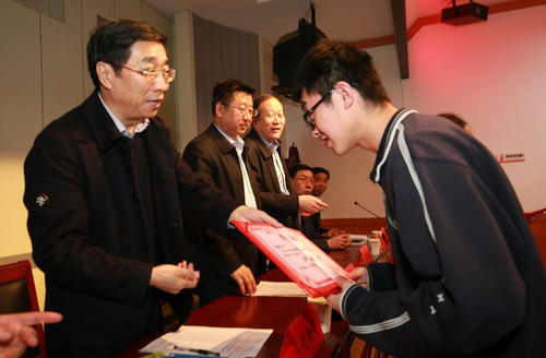 [学生试卷114]：我在12年级考试中的经历颇具传奇色彩_1200个单词