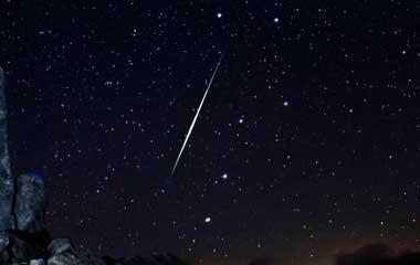 关于流星雨的组成：今晚有流星雨_250个单词