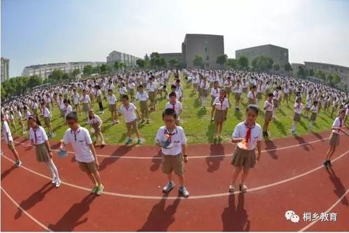 茅盾青年艺术学院优秀作品：色彩青年之路