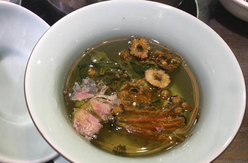 女神和灰熊_1500个单词