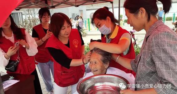 关于雷锋的构图：雷锋不是一阵风_1500个单词