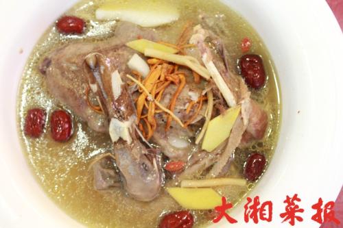 公鸡和蓝绿色互相学习