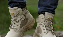 倒出鞋中的沙子