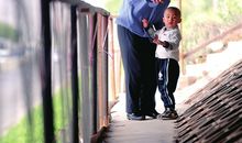 时事论据：赵丽颖捐钱修路反被骂_1200字