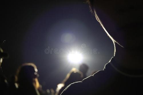 人们为义人呐喊！